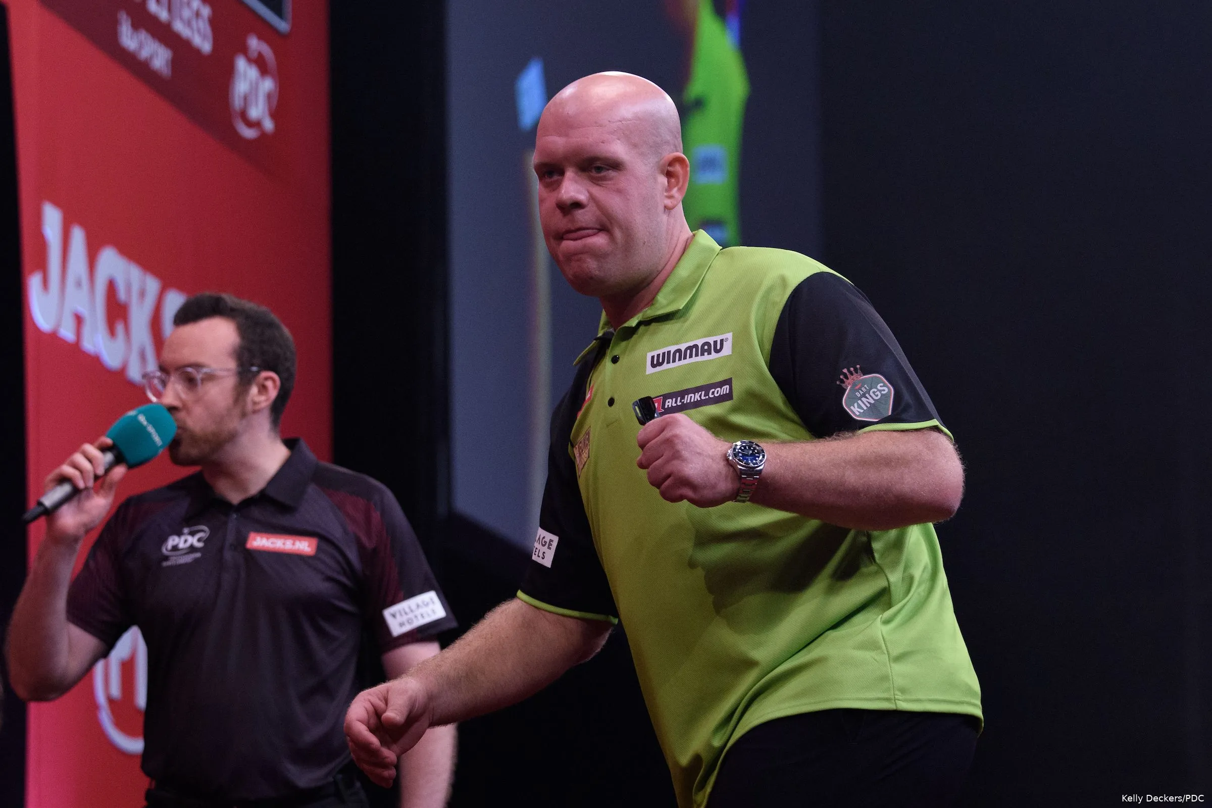 Michael van Gerwen brushes Ross Smith aside with 107 average, setting